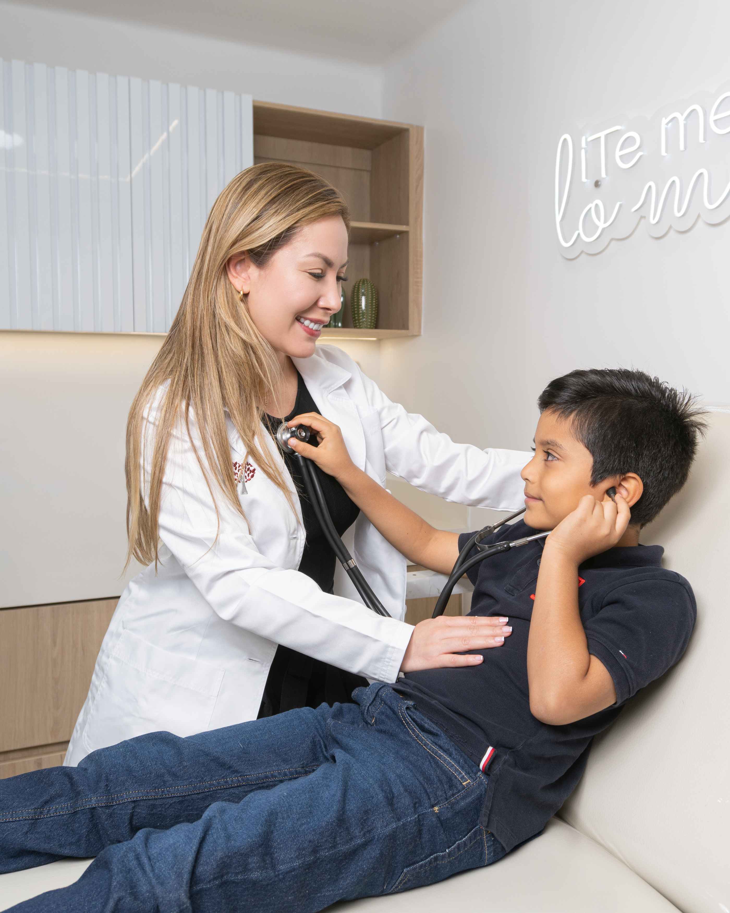 Dra. Sandra Ardila examinando a un paciente pediátrico