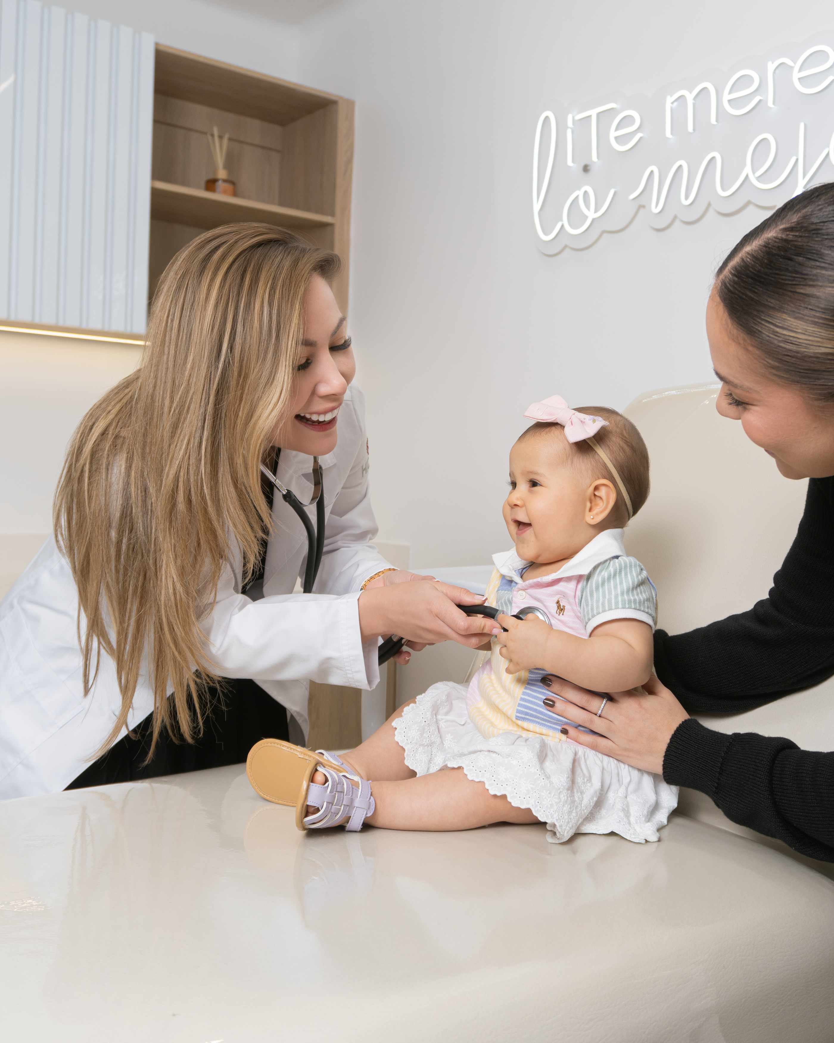 Dra. Sandra Ardila atendiendo a un bebé durante una consulta pediátrica